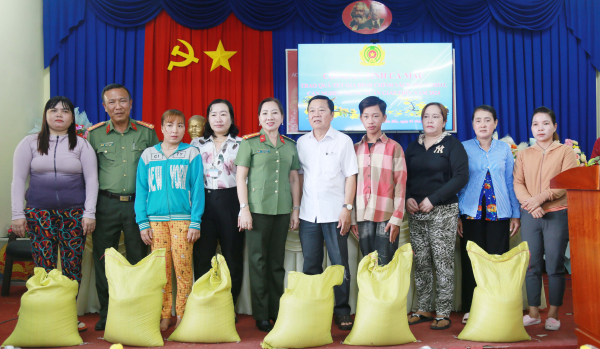 Công an tỉnh Cà Mau tặng 4 tấn gạo gia đình chính sách, hộ nghèo -0
