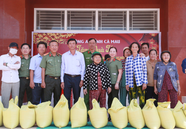 Công an tỉnh Cà Mau tặng 4 tấn gạo gia đình chính sách, hộ nghèo -1