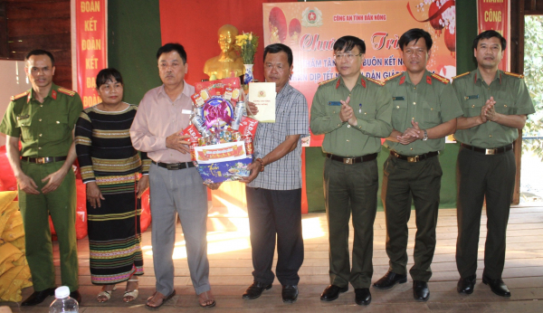 Lãnh đạo Công an tỉnh Đắk Nông tặng quà Tết cho đồng bào buôn kết nghĩa -0