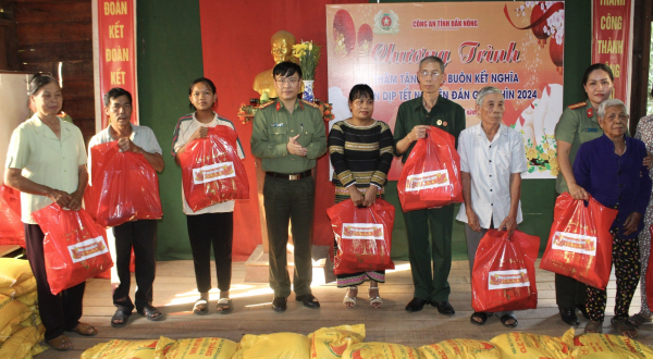 Lãnh đạo Công an tỉnh Đắk Nông tặng quà Tết cho đồng bào buôn kết nghĩa -1