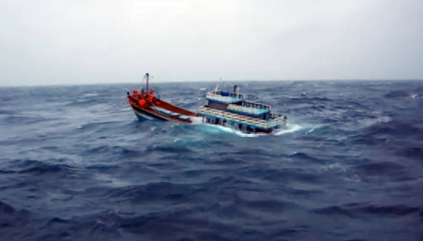 Tàu cá bị tàu lai kéo xà lan đâm chìm, 6 ngư dân được cứu vớt kịp thời -0