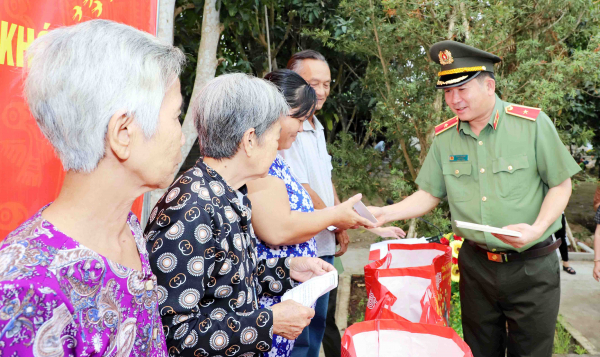 Thiếu tướng Đinh Văn Nơi tặng quà Tết gia đình chính sách tại Cần Thơ -0