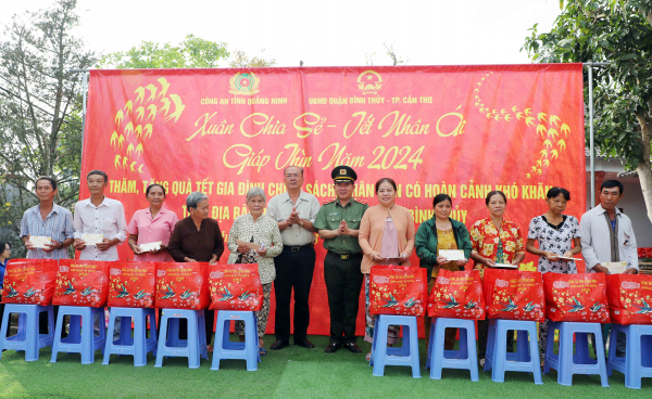 Thiếu tướng Đinh Văn Nơi thăm, tặng quà Tết người dân khó khăn tại Cần Thơ -1