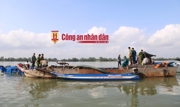 Bắt quả tang 3 đối tượng khai thác cát 