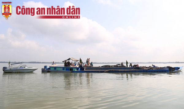 Bắt quả tang 3 đối tượng khai thác cát 