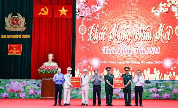 Thủ tướng Chính phủ Phạm Minh Chính thăm và chúc Tết lực lượng vũ trang TP Cần Thơ -0