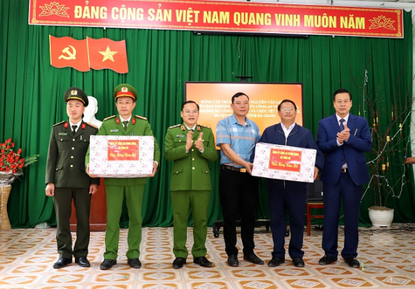Thứ trưởng Nguyễn Văn Long viếng Anh hùng, Liệt sỹ tại huyện Vị Xuyên, tỉnh Hà Giang -2