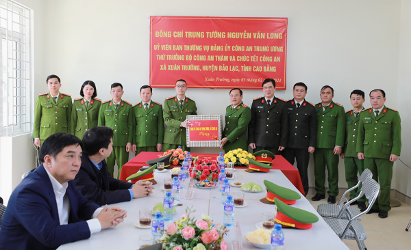 Thứ trưởng Nguyễn Văn Long chúc Tết các đơn vị vũ trang trên địa bàn tỉnh Cao Bằng -1