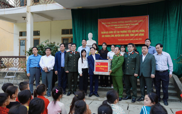 Thứ trưởng Nguyễn Văn Long chúc Tết các đơn vị vũ trang trên địa bàn tỉnh Cao Bằng -0