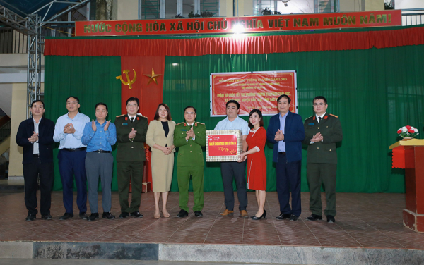 Thứ trưởng Nguyễn Văn Long chúc Tết các đơn vị vũ trang trên địa bàn tỉnh Cao Bằng -2