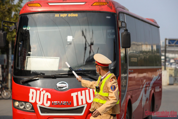 Cận Tết Nguyên đán, CSGT Hà Nội tăng cường xử lý xe khách vi phạm -0