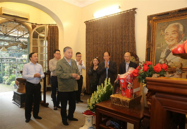 Bộ trưởng Tô Lâm thăm, chúc Tết gia đình nguyên Chủ tịch nước Trần Đức Lương và gia đình các đồng chí cố lãnh đạo Bộ Công an -0