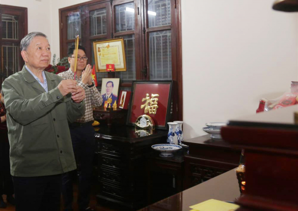 Bộ trưởng Tô Lâm thăm, chúc Tết gia đình nguyên Chủ tịch nước Trần Đức Lương và gia đình các đồng chí cố lãnh đạo Bộ Công an -0