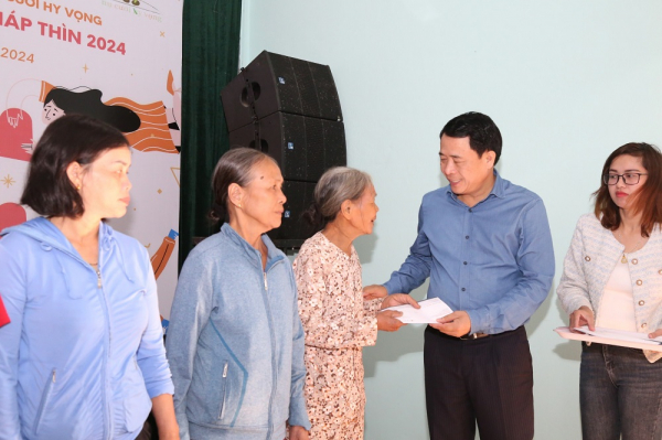 Thứ trưởng Bộ Công an Lê Quốc Hùng thăm Công an xã, tặng 1000 phần quà cho hộ gia đình có hoàn cảnh khó khăn -0