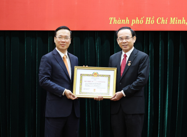 Chủ tịch nước trao Huy hiệu 45 năm tuổi Đảng cho Bí thư Thành ủy TP Hồ Chí Minh -0