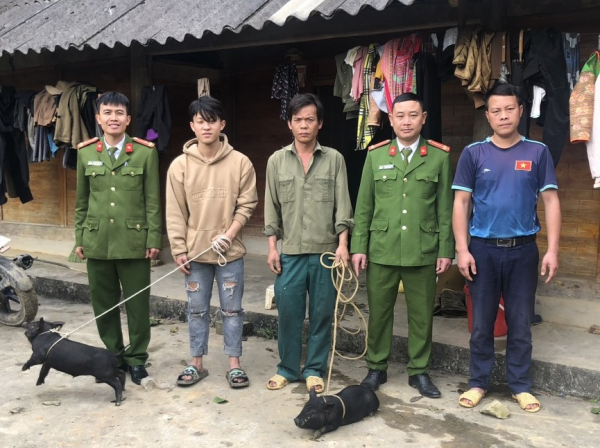 Công an huyện Mường Khương thăm hỏi, tặng quà tân binh  -0