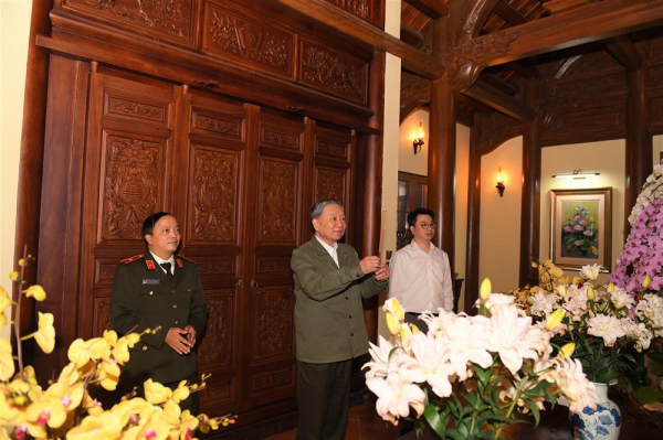 Bộ trưởng Tô Lâm thăm, chúc Tết thân nhân gia đình cố Chủ tịch nước, cố Bộ trưởng Bộ Công an Trần Đại Quang -1