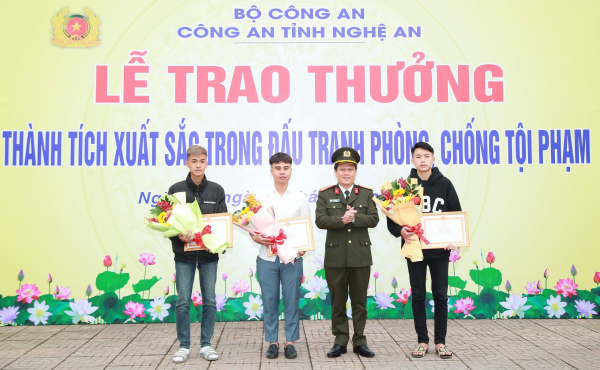 Nghệ An: Trao thưởng thành tích xuất sắc của Công an tỉnh trong đấu tranh phòng chống tội phạm dịp Tết Nguyên Đán -0