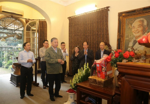 Minister To Lam pays Tet visits Tet to former and late leaders of Party and State -0