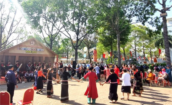 Sôi nổi các hoạt động văn hóa nghệ thuật chào Xuân Giáp Thìn 2024 ở Đắk Lắk -0
