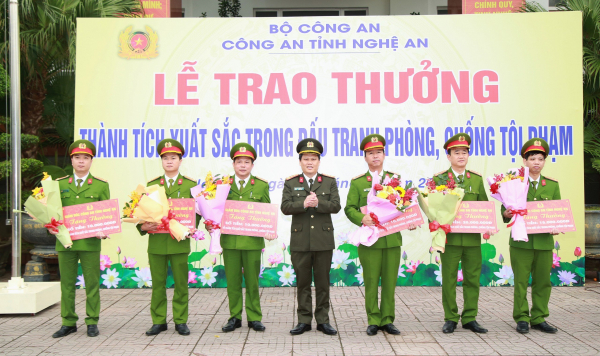 Nghệ An: Trao thưởng thành tích xuất sắc của Công an tỉnh trong đấu tranh phòng chống tội phạm dịp Tết Nguyên Đán -0