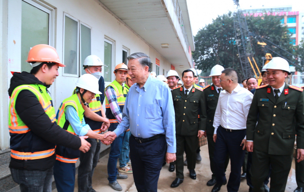Bộ trưởng Tô Lâm thăm, chúc Tết sớm cán bộ, công nhân công trình Trụ sở Bộ Công an -1