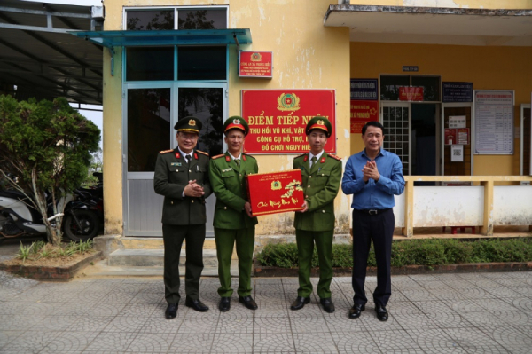 Deputy Minister Le Quoc Hung visits commune-level police in Thua Thien Hue -0