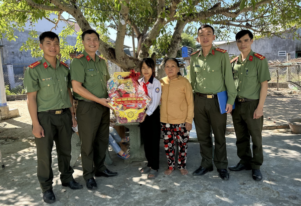 Nhiều hoạt động ấm áp nghĩa tình của Công an Ninh Thuận những ngày giáp Tết -0