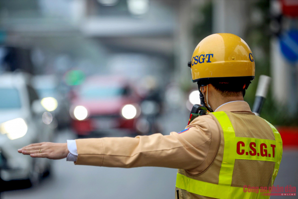 CSGT Hà Nội ứng trực 100% quân số, điều tiết giao thông cho người dân về quê đón Tết -0