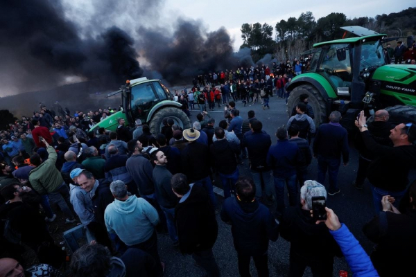 Nông dân Tây Ban Nha lái máy kéo lên cao tốc phản đối chính phủ  -0