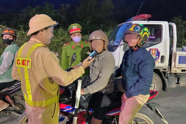 TET -  Police forces ensure peaceful Tet for people in Tay Giang  -0