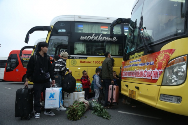 Hà Nội bố trí xe khách miễn phí đưa 1.200 công nhân về quê đón Tết -0