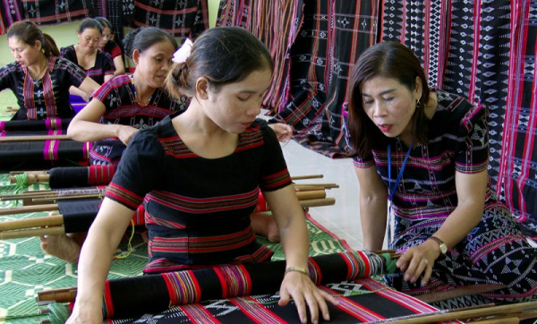 [TET] Ta Oi ethnic minority keep traditional brocade weaving alive -0