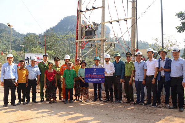 Đồng bào dân tộc ít người ở hai xã biên giới ở Quảng Bình có điện lưới để đón tết -0