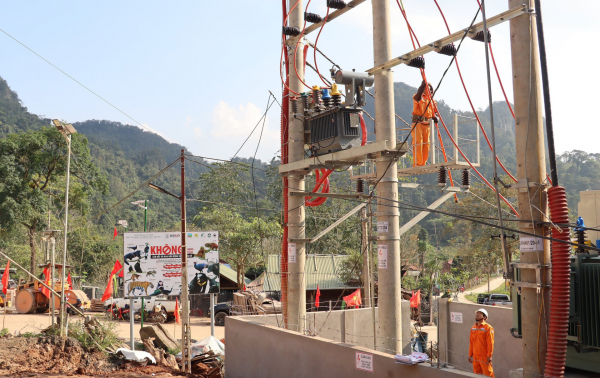 Đồng bào dân tộc ít người ở hai xã biên giới ở Quảng Bình có điện lưới để đón tết -0
