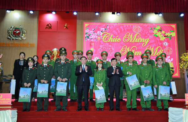 Chủ tịch Quốc hội Vương Đình Huệ thăm và chúc Tết Công an tỉnh Nghệ An -0