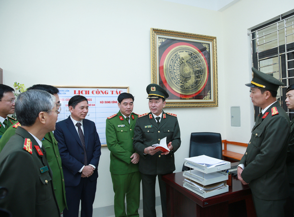 Thứ trưởng Trần Quốc Tỏ kiểm tra công tác ứng trực và chúc Tết một số đơn vị -1