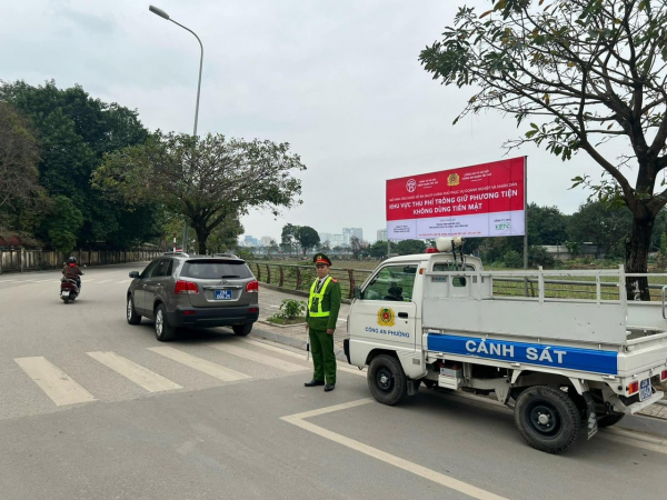 Thu phí trông giữ xe không dùng tiền mặt tại Phủ Tây Hồ và chùa Trấn Quốc từ ngày 9/2 -0