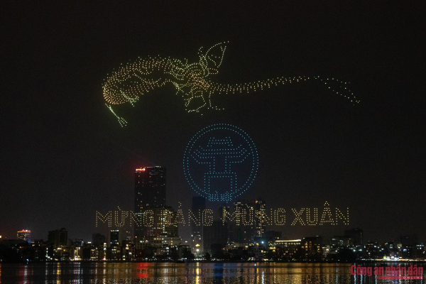 Biển người ra đường ngắm màn drone xếp hình chào năm mới -1