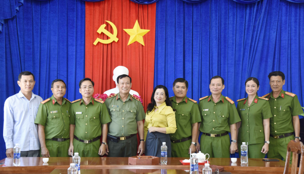 Trung tướng Lê Tấn Tới thăm, chúc Tết Công an TP Cà Mau  -0