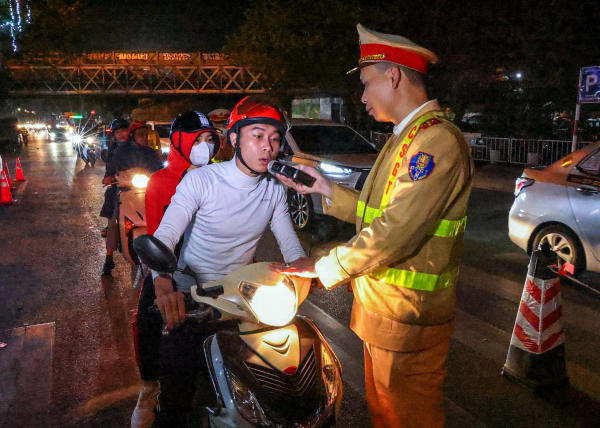 Công an Hà Nội trực Tết không nghỉ, ngăn chặn vi phạm nồng độ cồn -0