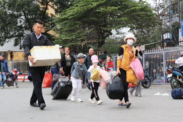 Ngày cuối nghỉ Tết: Người dân trở về Thủ đô,  một số nơi ùn ứ cục bộ  -0