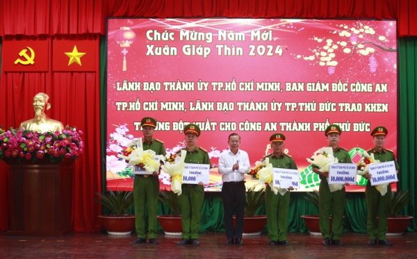 Khen thưởng nhiều tập thể, cá nhân phá nhanh vụ án đặc biệt nghiêm trọng ở TP Thủ Đức -0