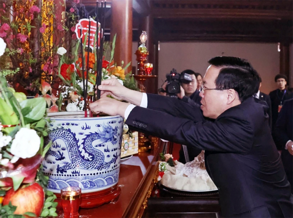 Chủ tịch nước khai bút đầu xuân tại Khu Lưu niệm Anh hùng dân tộc Nguyễn Trãi -0