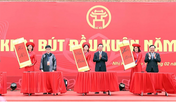 Chủ tịch nước khai bút đầu xuân tại Khu Lưu niệm Anh hùng dân tộc Nguyễn Trãi -0