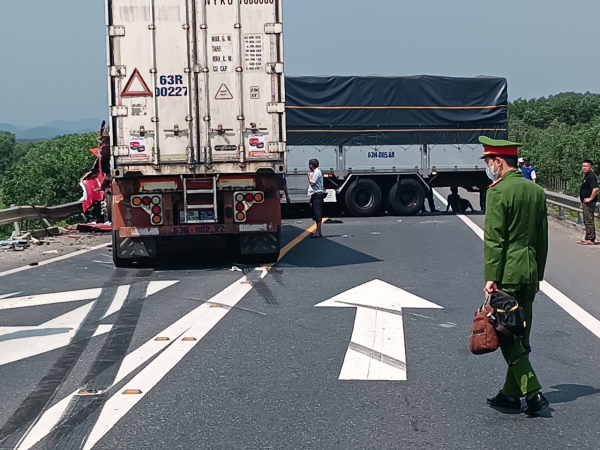 Ô tô tông liên hoàn trên cao tốc Cam Lộ - La Sơn, 3 người thương vong -0
