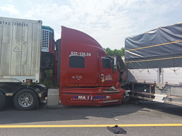Ô tô tông liên hoàn trên cao tốc Cam Lộ - La Sơn, 3 người thương vong -1
