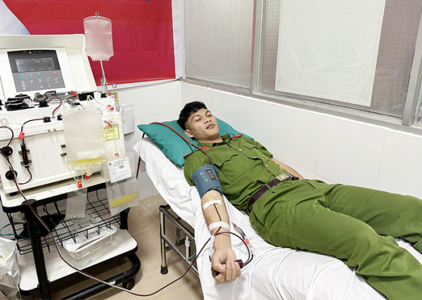 Hàng chục Cảnh sát túc trực xuyên Tết  hiến máu cứu người -0