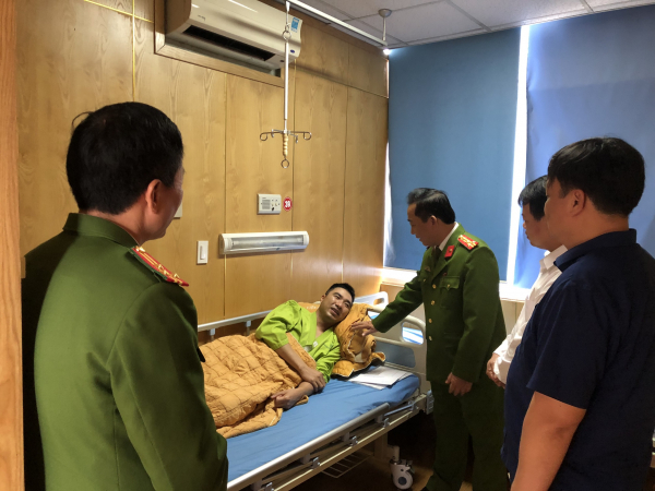 Ban ATGT tỉnh Yên Bái thăm hỏi cán bộ CSGT bị thương khi làm nhiệm vụ -0