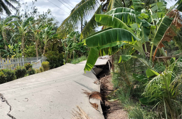 Nhiều tuyến đường nông thôn ở Cà Mau bị sụt lún do hạn hán -0